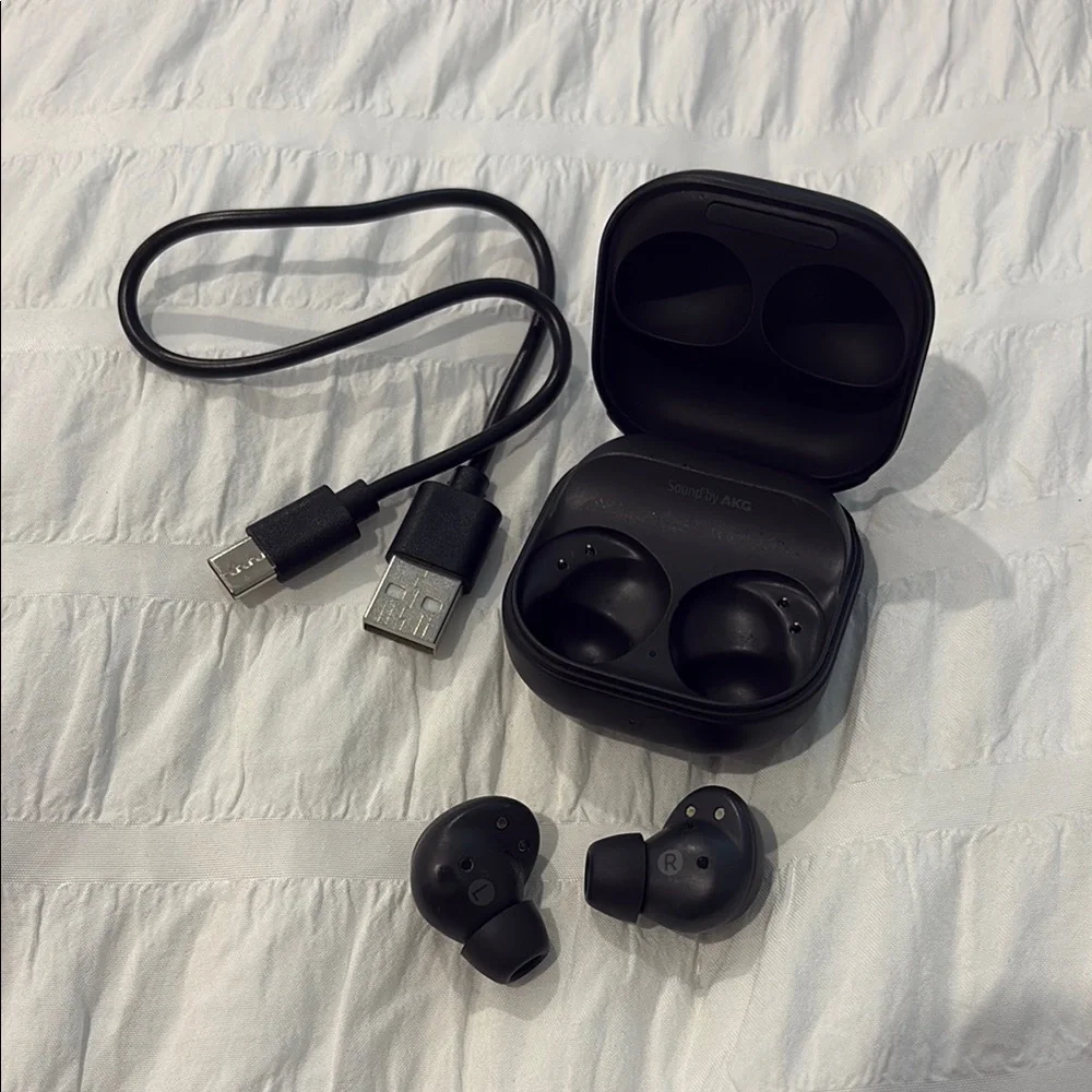 Samsung Buds2 Pro with charging case & USB Cable